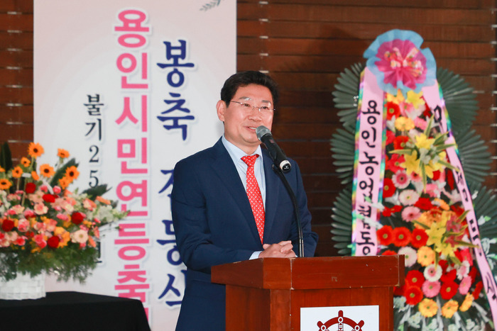 이상일 용인특례시장이 3일 부처님오신날 봉축 점등식에서 축사를 하고 있다