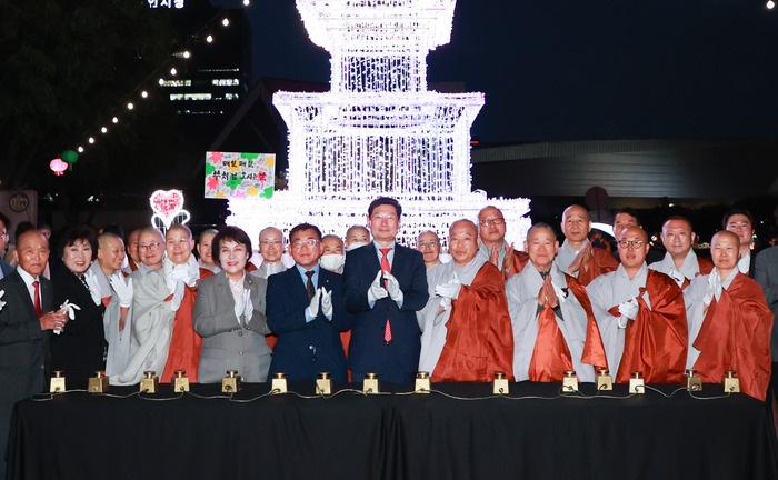 이상일 용인특례시장이 부처님오신날 점등식에서 참가자들과 기념촬영을 하고 있다