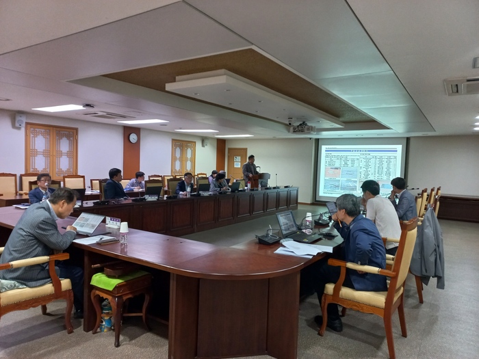 안양시는 지난 3일 오후 16시 시청 3층 회의실에서 ‘안전등급 C등급, 상수관 점유교량 등 24개 교량 긴급 안전점검 결과 보고회’를 개최하고 교량 점검 결과에 대한 전문가 의견을 수렴하는 자리를 마련했다