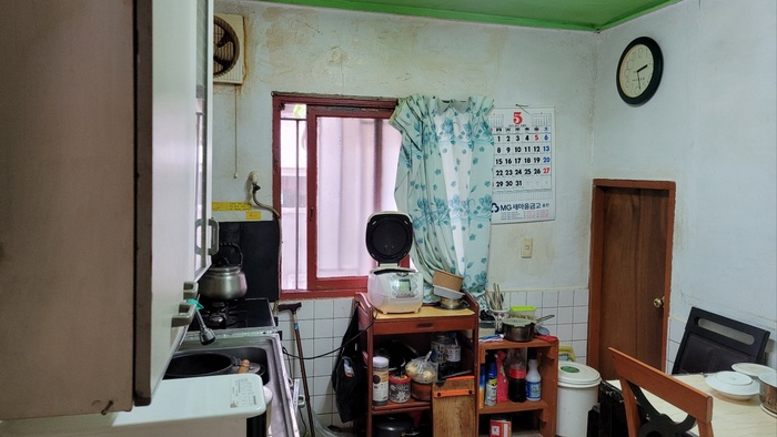 평택시 신장동 기술자문(목재창호 교체)을 진행중이다(참고사진)