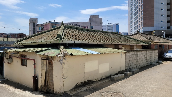 평택시 안정리 40년 이상된 지붕 보수 기술자문 중이다.(참고사진)