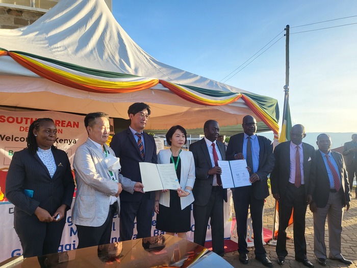 경기도는 지난 12일 케냐 바링고주(州) 현지에서 ‘보건 의료분야 발전을 위한 양해각서(MOU)’를 체결하고, 경기도와 케냐 바링고주 간 의료인 연수, 나눔 의료 지원 등 협력 방안을 논의했다.