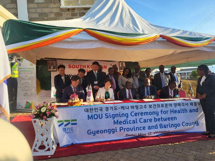 경기도는 지난 12일 케냐 바링고주(州) 현지에서 ‘보건 의료분야 발전을 위한 양해각서(MOU)’를 체결하고, 경기도와 케냐 바링고주 간 의료인 연수, 나눔 의료 지원 등 협력 방안을 논의했다.