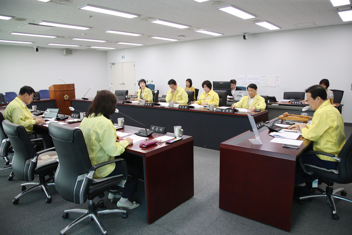 성남시의회는 5월 16일(화) 오전 11시 성남시 정자교 붕괴사고 행정사무조사 특별위원회 첫 회의를 개최하여 위원장 및 부위원장을 선임하고 행정사무조사계획서를 의결하면서 정자교 붕괴사고에 대한 행정사무조사의 활동을 시작했다.