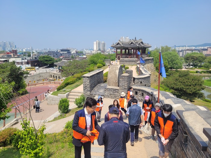 KB국민은행 직원 및 KOVA의 직원들이 함께 홍보활동을 진행하고 있다.