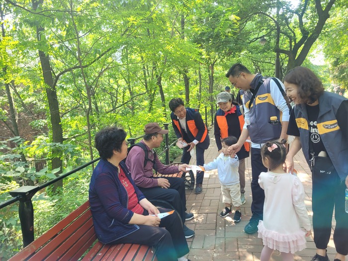 KB국민은행 경기도청점 백경아 게장이 자녀들과 함께 홍보활동을 하고 있는 모습