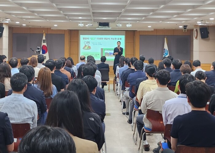 경기주택도시공사(GH)는 ‘ChatGPT 시대, 달라지는 업무와 필요해진 역량’을 주제로 조직 내 디지털 혁신 전략 전파 및 공감대 형성을 위한 전문가 초청 특강을 실시하였다.