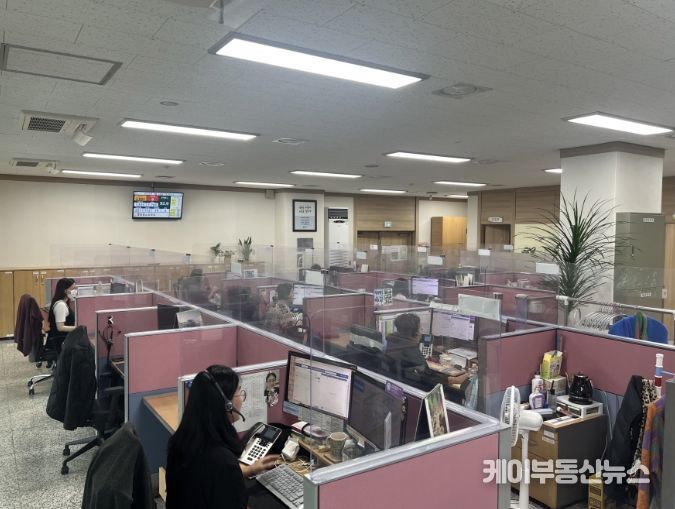 휴먼콜센터에서 상담원들이 상담을 하는 모습