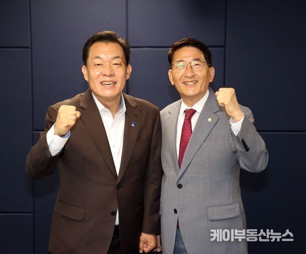 이재준 수원시장(왼쪽)과 김기정 수원시의회 의장이 함께하고 있다.