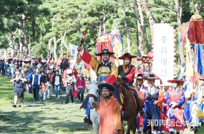 정조대왕 능행차 행렬이 노송지대를 지나고 있다.