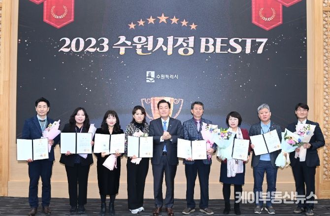 이재준 수원시장(가운데)이 수상 부서 공직자들과 기념촬영을 하고 있다.