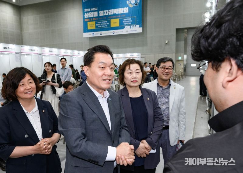 이재준 수원시장이 일자리박람회를 둘러보고 있다.