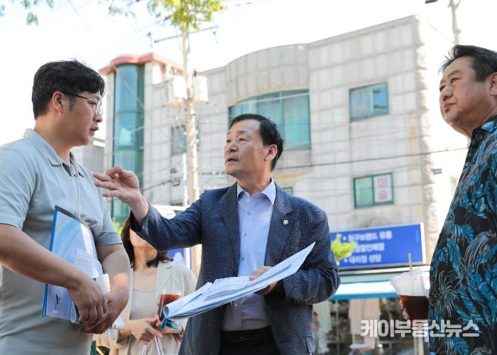 안산시의회 박태순 의장(사진 가운데)이 지난 10일 성호공원 주차장 시설 개선사업 공사 현장에서 안산시 및 시공사 관계자, 주민 등과 간담회를 개최했다.