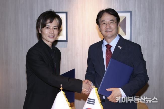 고양특례시-일반사단법인 시부야 아소비바 제작위원회 간 공동협력 업무협약 양해각서 체결식((좌)무라카미 마사히코, (우)이동환 고양특례시장)