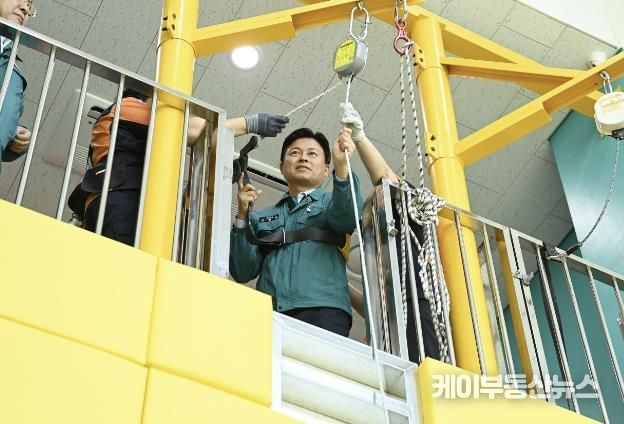 조용익 부천시장이 지난 27일 부천소방서 오정119안전센터에서 진행한 완강기 사용법 1차 교육에 참여해 실제 완강기 사용방법을 체험하고 있다.