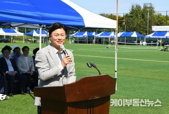 2024년 노동가족 체육대회에서 조용익 부천시장이 축사를 하고 있다