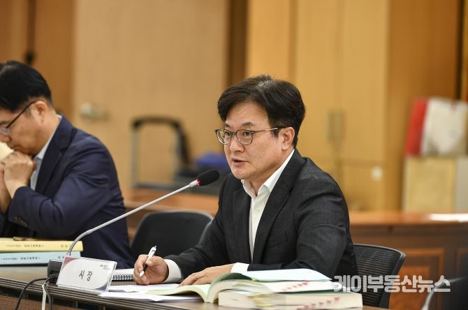 시정계획 보고받는 김병수 시장