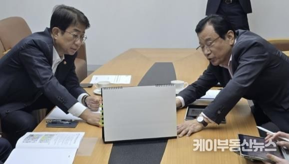 이현재 하남시장(오른쪽)은 지난 2일 박상우 국토교통부장관(왼쪽)을 만나 하남 교산ㆍ감일 신도시, 광역교통 등 현안사항을 논의하고 있다.