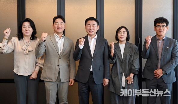 김동근 시장이 10월 4일 민락2지구상가번영회 회장단과 오찬 간담회를 갖고 함께 기념사진을 찍고 있다.