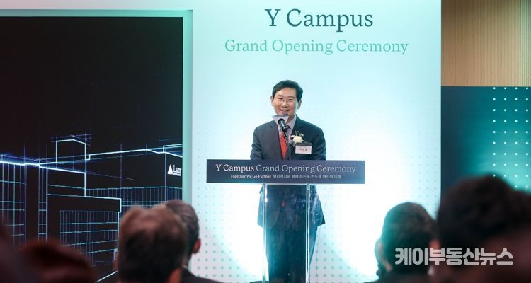 8일 이상일 용인특례시장이 기흥구 지곡동 '지곡일반산업단지'에 입주한 반도체 장비 기업 램리서치코리아 '용인캠퍼스' 개관식에 참석해 축사를 하고 있다.