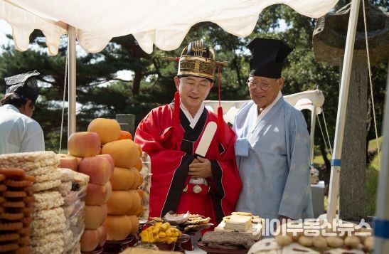 김동근 시장이 10월 9일 신숙주 선생 추향제에 참석해 추모하고 있다.