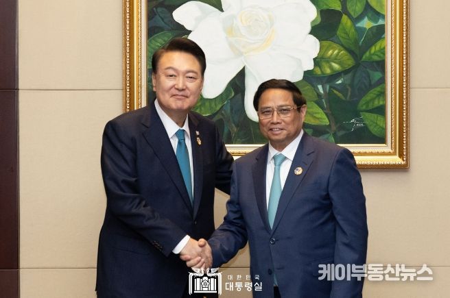 10월 10일 아세안 관련 정상회의 참석을 위해 라오스 비엔티안을 방문 중인 윤석열 대통령은 「팜 밍 찡(Pham Minh Chinh)」 베트남 총리와 회담을 가졌다.