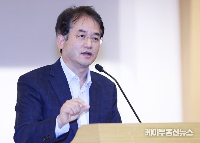 ‘특례시 지원 특별법 제정을 위한 국회 정책토론회’에서 연설 중인 이동환 고양특례시장