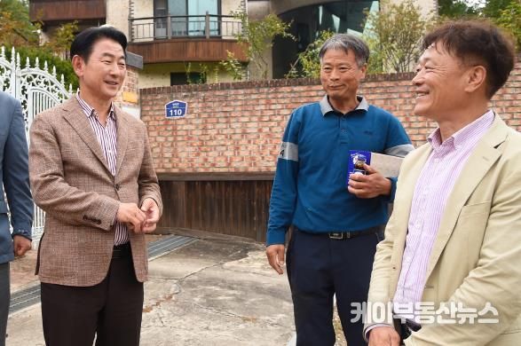 김동근 시장이 10월 14일 입석마을 주민들과 소통하며 현장 점검을 하고 있다.