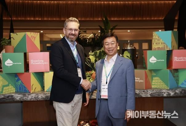 마테오 레포레 이탈리아 볼로냐 시장(왼)과 신상진 성남시장(오른)이 현지시간 14일 멕시코시티 블룸버그시티랩 회의장에서 기념사진을 찍고 있다