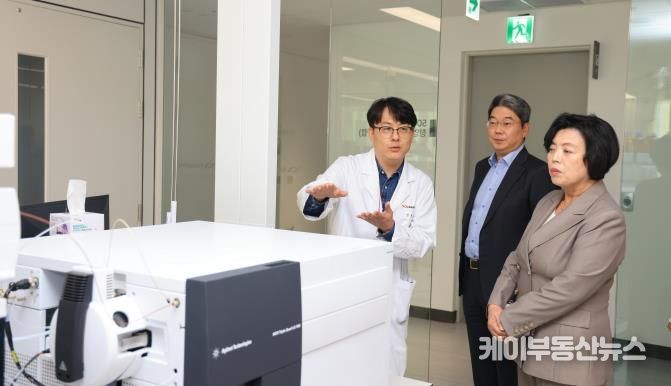 내려받기광동제약 방문_신계용 과천시장(맨 앞쪽)이 연구원으로부터 설명을 듣고 있다