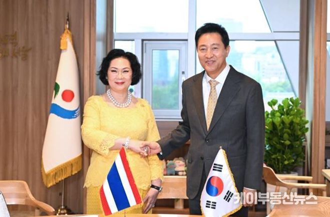 오세훈 시장이 21일 오후 시장 집무실에서 쿠닝 파타마 리스와드트라쿨 국제올림픽위원회(IOC) 위원과 면담 전 사진 촬영을 하고 있다.