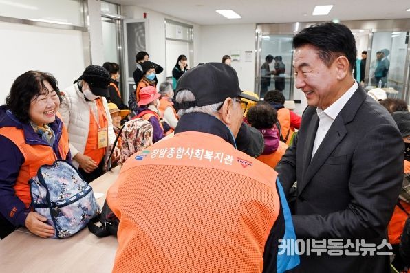 김동근 시장이 10월 23일 장암종합사회복지관 노인일자리사업 참여자들과 소통을 하고 있다.