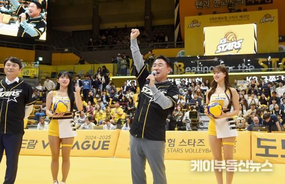 김동근 시장이 10월 25일 KB손해보험 스타즈 배구단의 개막식에 참석해 배구단을 응원하고 있다.