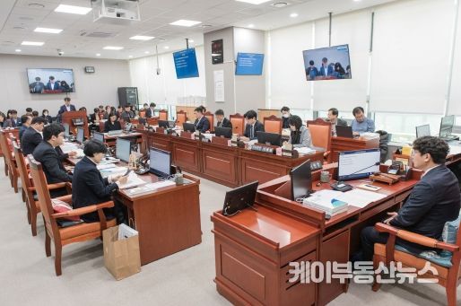 경기도의회 기획재정위원회(위원장 조성환)는 19일 기획재정위원회 회의실에서 진행된 종합감사를 끝으로 14일간의 2024년 행정사무감사 일정을 마무리했다.