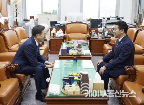20일 오후 국회 본관에서 김동연 경기도지사가 2025년 경기도 주요 국비 사업 확보 건의를 위해 박정 예산결산특별위원회 위원장을 면담하고 있다.