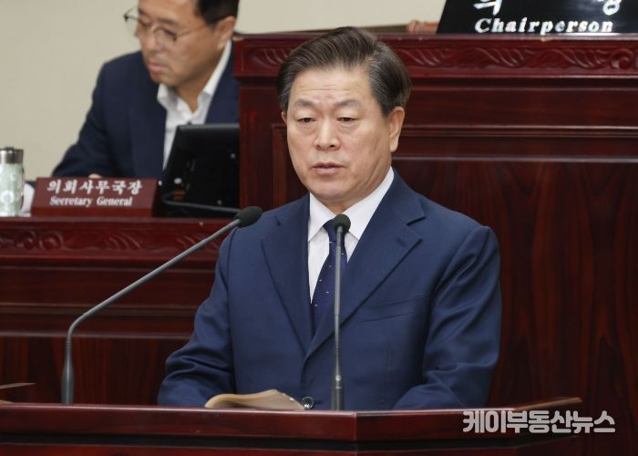 박승원 광명시장은 21일 광명시의회 제2차 정례회 시정연설에서 “국내외 분열과 반목의 정세가 민생을 짓밟고 있음에도 정부는 여전히 민생과 맞닿은 지방정부의 살림살이를 외면하고 있다”며 “일방적인 교부세 삭감 위기를 지방재정 분권의 기회로 삼고, 흔들림 없이 지속가능한 광명시를 만들어가겠다”는 의지를 확고히 했다.