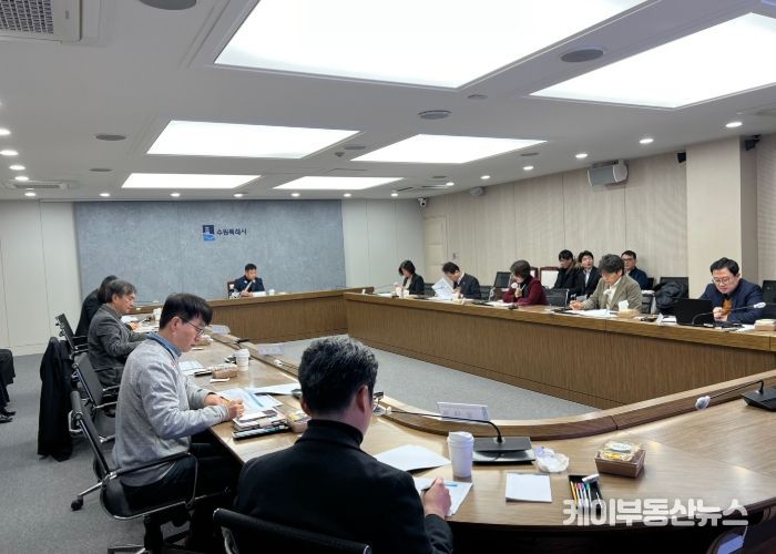 수원시가 2024년 제1회 스마트도시사업협의회를 열고 있다.