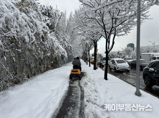 경기도, 주말에도 후속제설 작업 추진. 11개 시군에 2,639명 투입