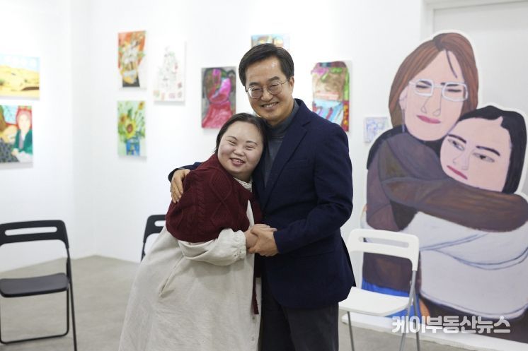 1일 오후 김동연 경기도지사가 양평군에 있는 어메이징 아웃사이더 아트센터 현장 방문하여 장애인예술노동자와의 소통 및 격려를 하고 있다.