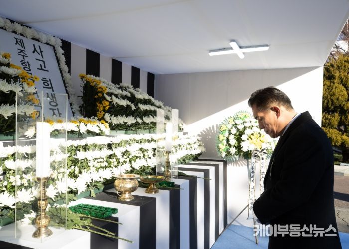 이재준 수원시장이 합동분향소에서 항공참사 희생자들을 추모하고 있다.