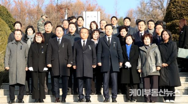 성남시의회, 2025년 신년 현충탑 참배