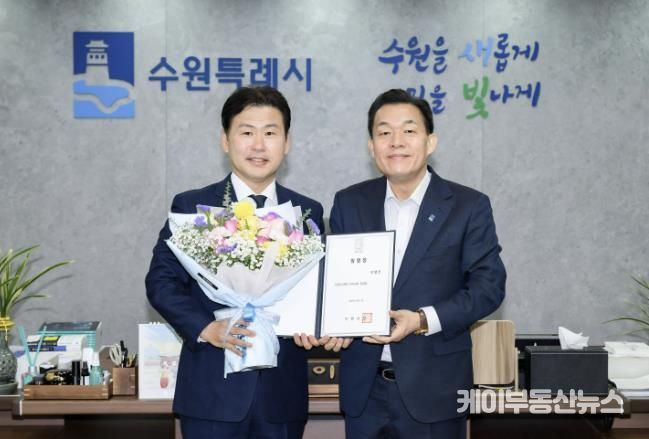 이재준 수원시장(오른쪽)이 위촉장 수여 후 이병진 수원도시재단 이사장과 함께하고 있다.