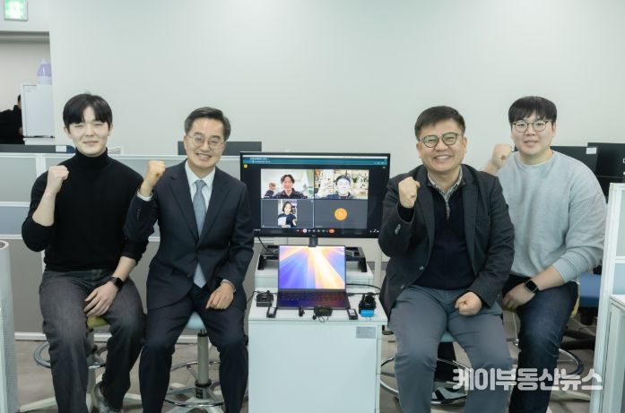 7일 오전 김동연 경기도지사가 (주)브레인벤쳐스를 방문하여 현장 직원 및 재택근무 중인 직원들과 기념촬영을 하고 있다.