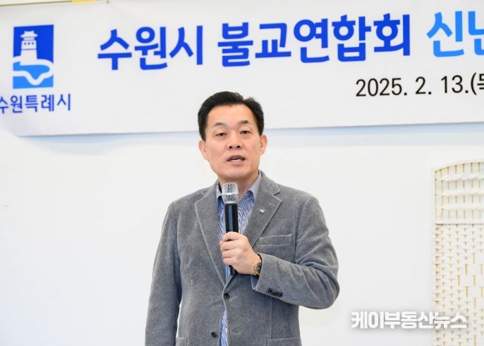 이재준 수원시장이 간담회에서 발언하고 있다.