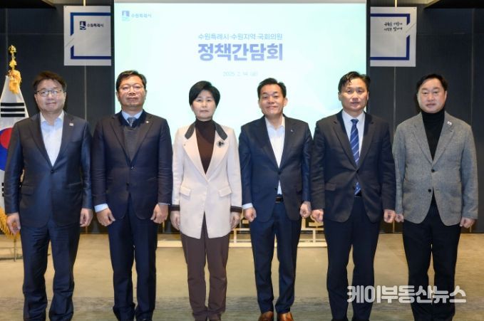이재준 수원시장(오른쪽 3번째)과 염태영(왼쪽부터) 의원, 김승원 의원, 백혜련 의원, 김준혁(오른쪽부터) 의원, 김영진 의원이 함께하고 있다.