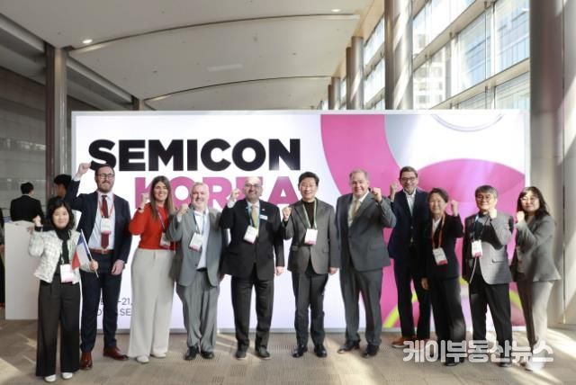 이상일 용인특례시장이 19일 미국 텍사스주 윌리엄슨 카운티 대표단과 서울 코엑스에서 열린 'SEMICON KOREA 2025'를 참관했다.