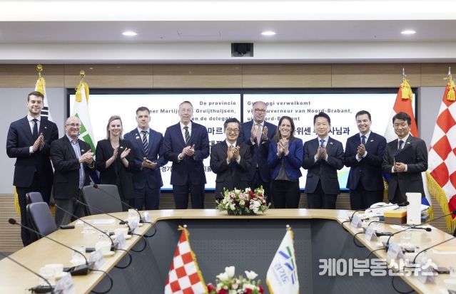 6일 오전 경기도청 서희홀에서 김동연 경기도지사가 마르테인 반 그뢰위트하위센(Martijn Van Gruijthuijsen) 노르트브라반트주 부지사(Vice governor)와 주한 네델란드 대사 등 주요인사들과 함께 기념촬영을 하고 있다.