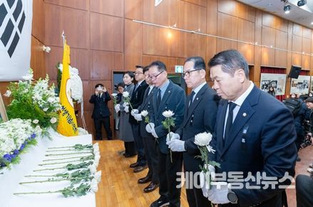 헌화 중인 강남구의회 의원들