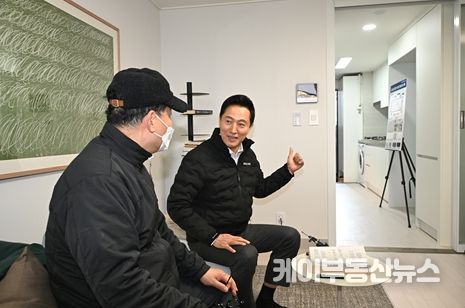 오세훈 서울시장이 10일(월) '노후 공공임대 품질개선' 첫 단지인 홍제 유원하나 아파트의 재입주 주민과 대화하고 있다.
