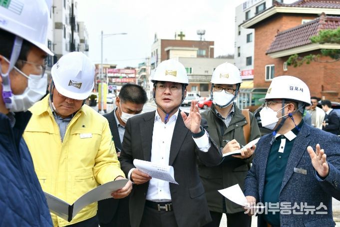 대곶면 현장행정에서 현장을 둘러보고 있는 김병수 시장